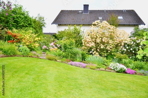 "Schöne Gartenanlage mit Rhododendren " Stockfotos und lizenzfreie