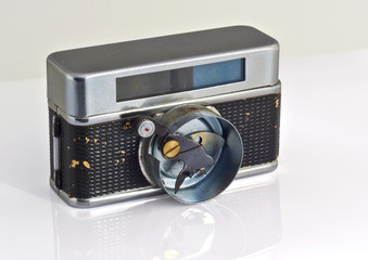 Spying cam 2, a small camera with primitive closure