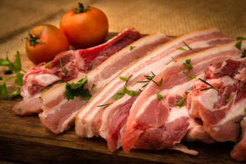 Braciole di maiale crude