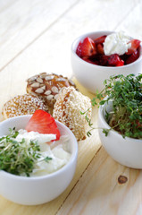 Laugenbrötchen mit Frischkäse