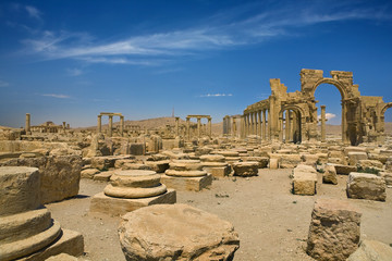 Syria. Palmyra (Tadmor). General view of the ancient Roman city remains, there is the monumental arch (gateway) and colonnade on right side. This site is on UNESCO World Heritage List