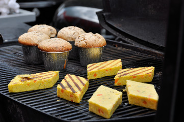 Polenta Schnitten und Muffins am Grill