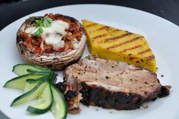 Schweinsbraten mit Pilzen, Gemüse und Polenta