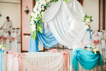 Obraz na płótnie Canvas Elegant Wedding decorations with flowers