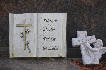 Tafel: Stärker als der Tod ist die Liebe