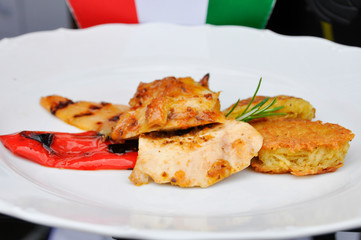 Hühnerfleisch gegrillt mit Kartoffeln und Gemüse