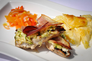 gegrilltes Huhn mit Kartoffeln und Gemüse Beilage