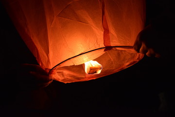 Rozpalanie lampiona © mydlix