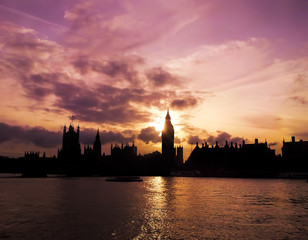 Fototapeta na wymiar Purple sunset behind Big Ben over the river Thames