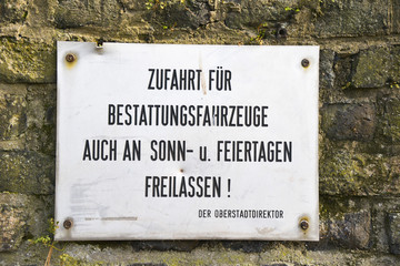 Hinweisschild auf dem Friedhof