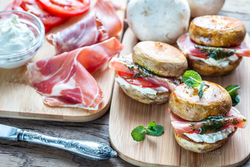 Mushroom burgers with jamon, cream cheese and mint sauce