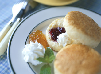 ジャムとクリームのスコーン