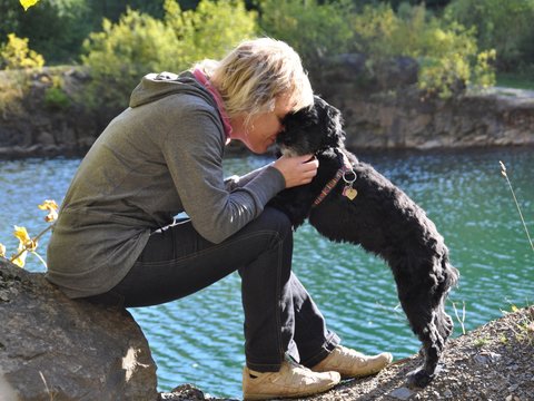 Frau schmust mit Hund