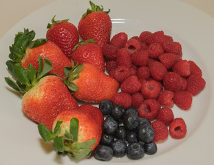 strawberries,blueberries,raspberries,fruits,healthy