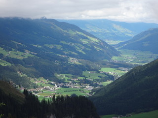 Fototapeta premium Вид на горную долину с высоты летним днем