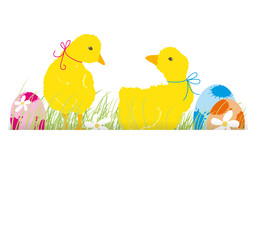 Ostereier mit Küken auf Wiese