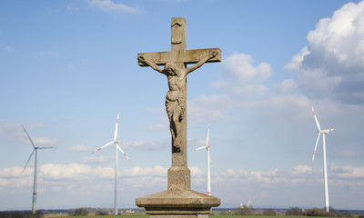 Windräder auf den Feldern der Vorderpfalz mit Feldkreuz