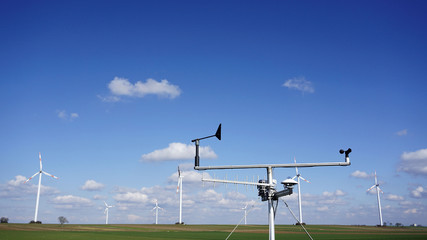 Windräder auf den Feldern der Vorderpfalz
