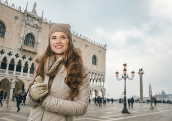 Fototapeta premium Woman tourist standing on St. Mark's Square near Dogi Palace