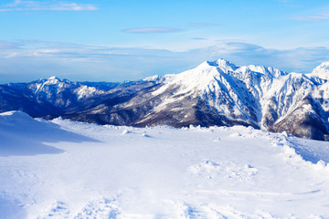 Naklejka premium Panoramic view of mountain top with peaks on back