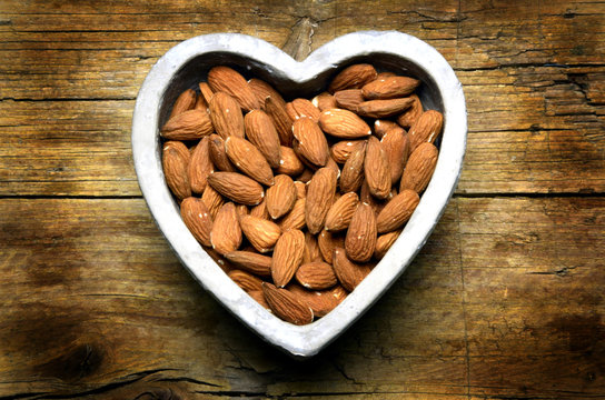 Ametlla አልመንድ Mandle Migdały Mandorle Mandľa Almendra &Alpha;&mu;ύ&gamma;&delta;&alpha;&lambda;&omicron; plod Amandel noot Amande semeno Mandorla Almond Mandeln 杏仁 