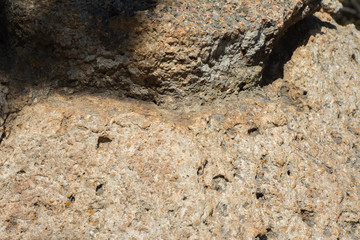 Piedra con estructura ondulante.