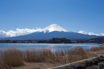 fuji mountain in clear sky day view from Kawaguchiko lake