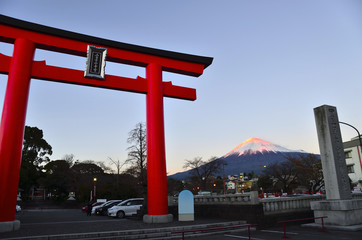鳥居と夕焼け色の富士山