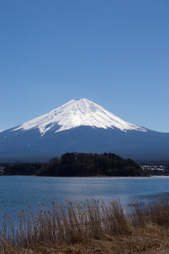 fuji mountain in clear sky day view from Kawaguchiko lake