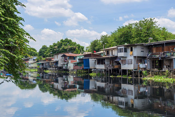 Fototapeta na wymiar Wooden houses along the canals in Thailand
