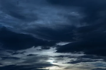 Poster zwarte wolk in duisternis hemel, nachtelijke hemel van halloween achtergrond © sutichak