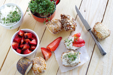 Laugenbrötchen mit Frischkäse