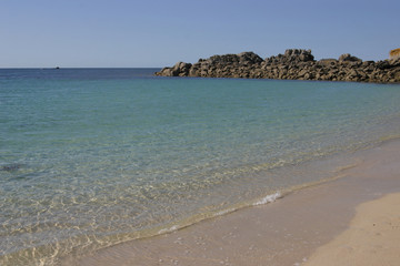 Strahlend blauer Sommertag in Cleder an der bretonischen Küste