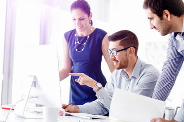 Obraz premium Attractive office worker sitting at desk