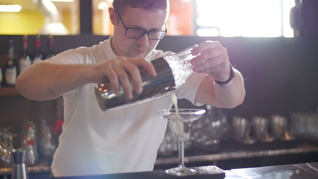 The bartender at the restaurant prepares a cocktail . Slow motion.