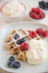 Belgische Waffeln mit frischen Früchten 