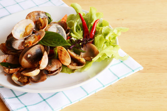 fried  sea shell with sweet basil and curry