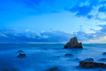 Fototapeta na wymiar long exposure of sea and rocks