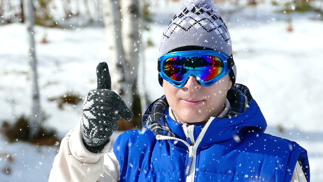 Skier raises thumbs up