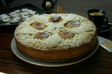 выпечка, пирог яблочный.