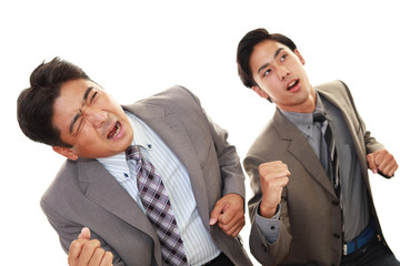 疲れた表情の二人のビジネスマン