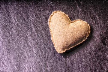 Sch&ouml;nes romantisches Herz auf Steinoberfl&auml;che