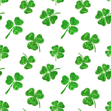 Seamless pattern with abstract leaves of clovers of green glitter