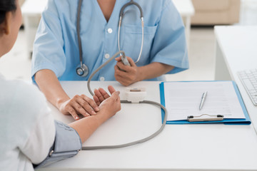 Measuring blood pressure