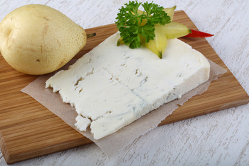 Gorgonzola cheese with pear