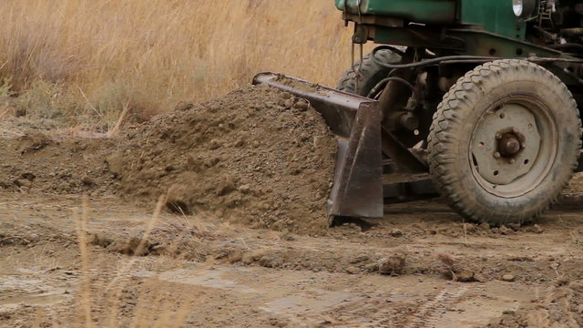  tractor removes the earth