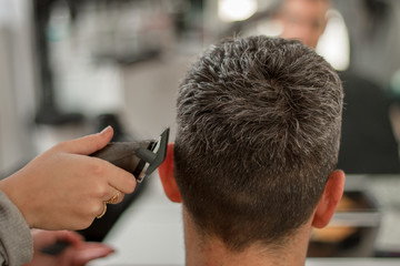 corte de pelo hombre con máquina
