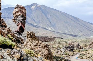 Touristen durchwandern Felswüste am Vulkan Teide, die Größenverhältnisse sind gigantisch