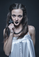 Obraz premium Young attractive nun holding a cross