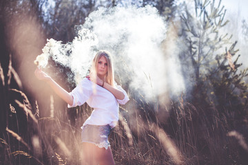 Junge Frau mit Rauchpatrone